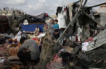 عکس آرشیوی از چادرهای سوخته آوارگان فلسطینی بر اثر گلوله‌باران ارتش اسرائیل در غرب رفح به تاریخ ۲۸ مه ۲۰۲۴