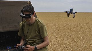 65'inci Tugay'a bağlı Gökyüzü Avcıları biriminden Ukraynalı bir asker, 14 Haziran 2024 Cuma günü Ukrayna'nın Zaporijya bölgesindeki cephe hattında bir drone kullanıyor. 