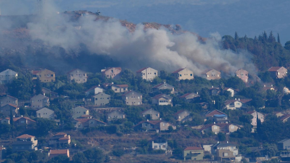 دخان يتصاعد من بلدة المطلة الحدودية الإسرائيلية التي تعرضت لقصف من قبل مقاتلي حزب الله من الجانب اللبناني.