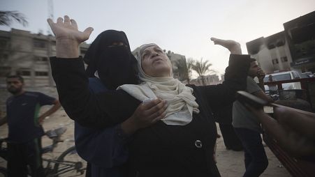نساء فلسطينيات يبكين ذويهن الذين قُتلوا من جرّاءِ القصف الإسرائيلي في خان يونس، 21 يونيو / حزيران 2024.