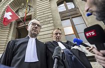 Die Verteidiger Nicolas Jeandin (links) und Robert Assael (rechts), verlassen das Gerichtsgebäude in Genf. 22. Juni 2024