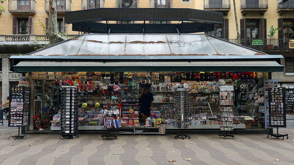 یادگاری سفر یا «آت و آشغال»؟ بساط سوغاتی‌های جنسی و توهین‌آمیز از بارسلون  جمع می‌شود | Euronews