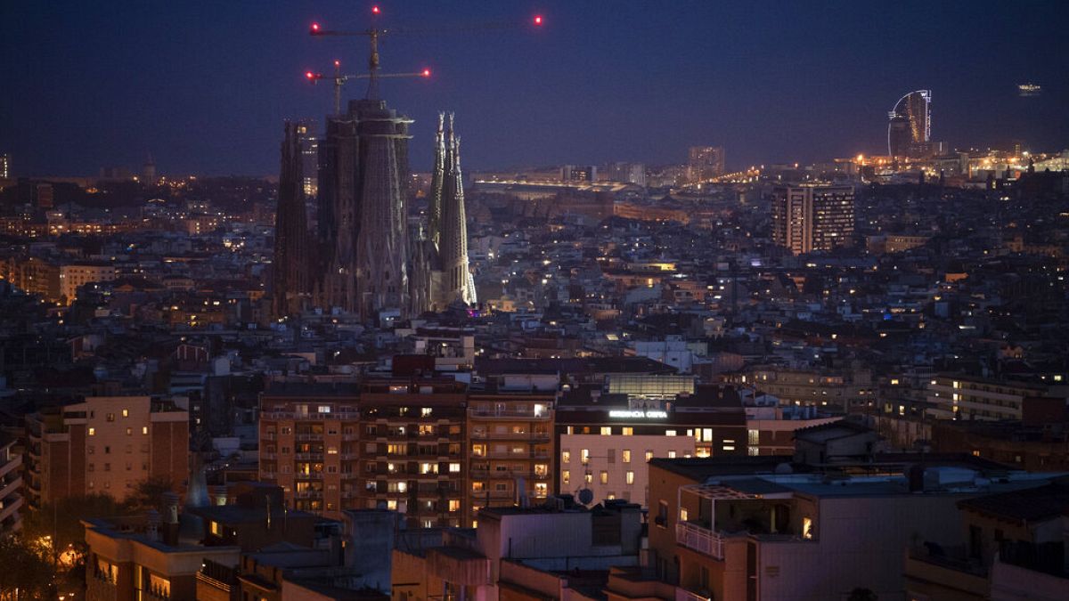 Die nächtlich beleuchtete Basilika La Sagrada Familia in Barcelona 18. März 2020.