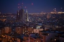 تُضاء المباني وكاتدرائية لا ساغرادا فاميليا ليلاً في برشلونة، إسبانيا، الأربعاء 18 مارس 2020.