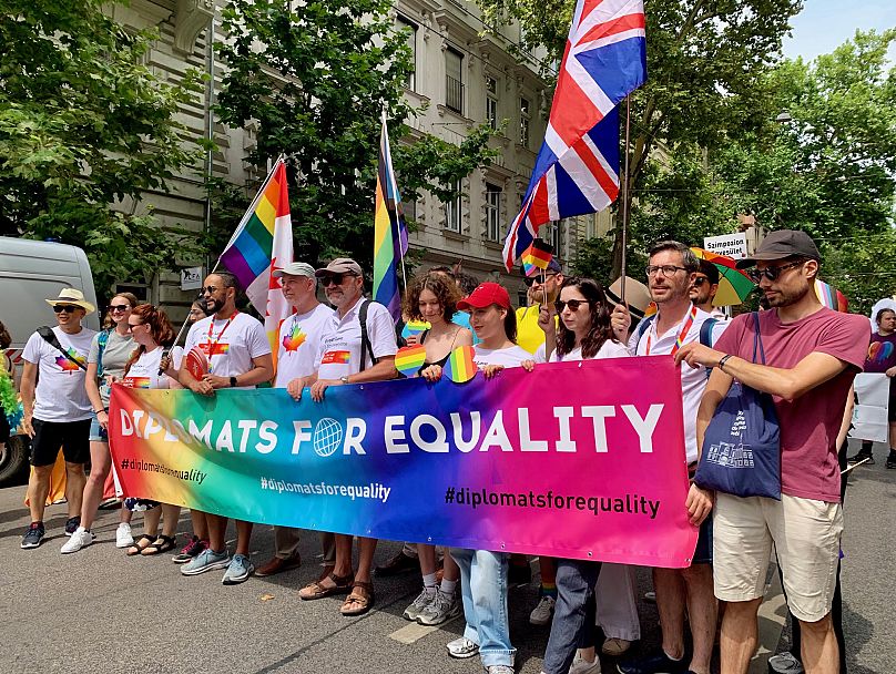 Nagykövetségi dolgozók az idei Budapest Pride-on - 2024.06.22.