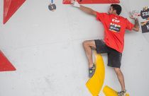 A spanyol Alberto López Ginés a férfi sportmászás nehézségi mászásában versenyez a Ludovika  Campuson 2024. június 20-án.