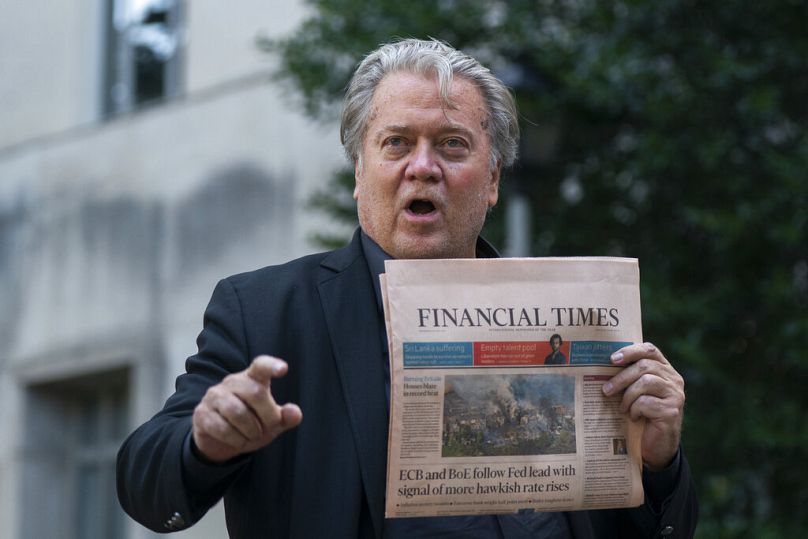 Bannon a bíróság épülete előtt 2022 júliusában