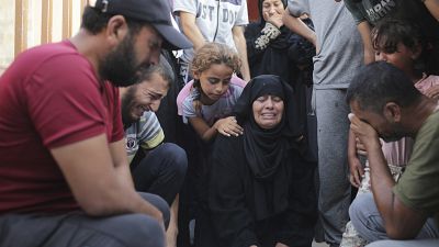 فلسطينيون يبكون على ذويهم الذين قتلوا في القصف الإسرائيلي الجمعة
