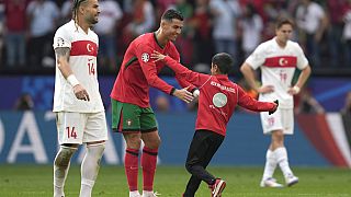 Christiano Ronaldo egy fiatal szurkolóval a Törökország ellen vívott eb-mérkőzésen