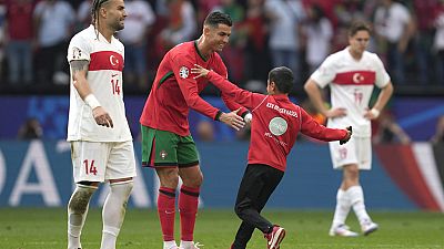 Christiano Ronaldo egy fiatal szurkolóval a Törökország ellen vívott eb-mérkőzésen
