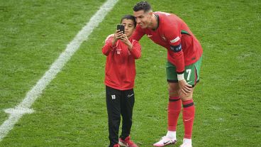 مشجع صغير اقتحم الملعب لأخذ صورة مع رونالدو