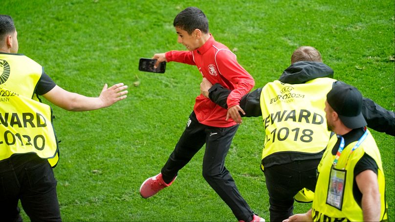 الأمن يمسك بالطفل الذي اقتحم الملعب، لكنه نجح بأخذ صورة مع رونالدو