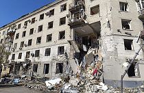 Imagen de un bloque de edificios gravemente dañado tras un ataque de las tropas de Rusia con bombas planeadoras.
