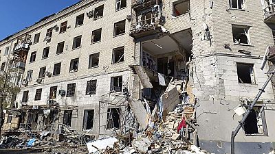 I danni a un edificio civile a Kharkiv, in Ucraina, dopo l'attacco russo del 22 giugno 2024