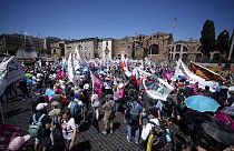 Aktivistler 22 Haziran 2024 Cumartesi günü Roma'da düzenlenen yaşam ve aile yanlısı geçit törenine katıldı. (AP Fotoğrafı/Andrew Medichini)