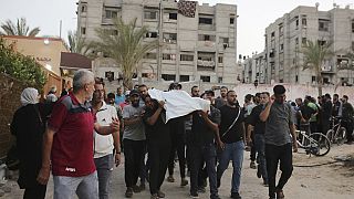 Des Palestiniens transportent un corps après un bombardement à Khan Younès, bande de Gaza, 21 juin 2024.