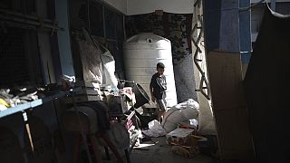 Gazze'de bir çocuk saldırıda hasar almış evin içerisinde
