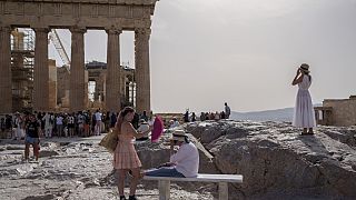 Turisti davanti all'Acropoli di Atene, in Grecia