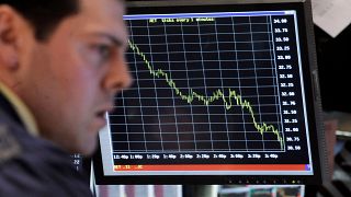 Ekonomik krizin etkileri Wall Street'i vurup Dow Jones şirketlerini 733 puan aşağıya sürüklerken, finans uzmanı Joseph Morelli New York Menkul Kıymetler Borsası'nda çalışıyor