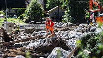 تجري أعمال التنظيف في قرية سورتي، مجتمع لوستالو، جنوب سويسرا، بعد الانهيار الأرضي. السبت 22 يونيو 2024. 
