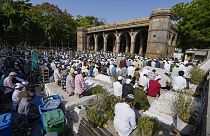 Hindistan'daki Müslümanlar Ahmedabad'daki Sidi Saiyyed Camii'nde kurban bayramı namazını kılıyor, 17 Haziran 2024