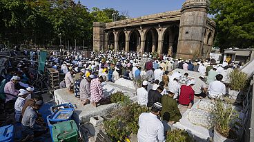 Hindistan'daki Müslümanlar Ahmedabad'daki Sidi Saiyyed Camii'nde kurban bayramı namazını kılıyor, 17 Haziran 2024