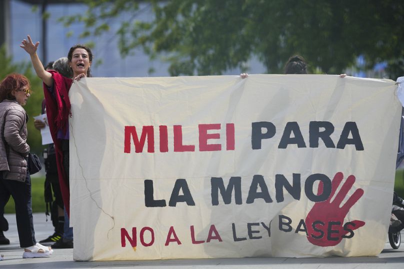 Az argentin elnök látogatása ellen tüntetők Berlinben, 2024.06.23.
