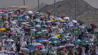 حجاج مکه در مراسم رمی جمرات با چتر، ژوئن ۲۰۲۴