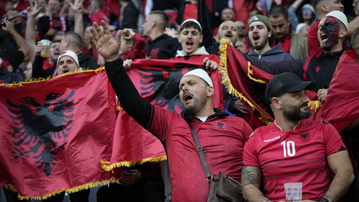 Aficionados de Albania animan antes del partido del grupo B entre Italia y Albania en la Eurocopa 2024 en Dortmund, Alemania, el sábado 15 de junio de 2024.
