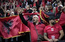 Albanien-Fans jubeln vor dem Spiel der Gruppe B zwischen Italien und Albanien bei der Euro 2024 in Dortmund, Deutschland, Samstag, 15. Juni 2024