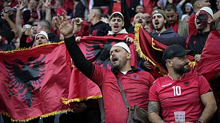 I tifosi dell'Albania esultano prima della partita del Gruppo B tra Italia e Albania al torneo Euro 2024 a Dortmund, Germania, sabato 15 giugno 2024.