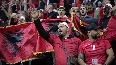Albanien-Fans jubeln vor dem Spiel der Gruppe B zwischen Italien und Albanien bei der Euro 2024 in Dortmund, Deutschland, Samstag, 15. Juni 2024