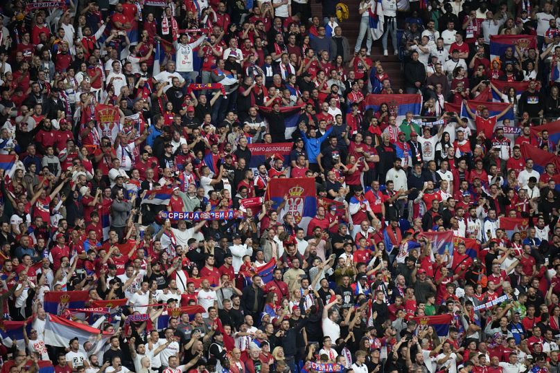 I tifosi della Serbia esultano durante la partita del Gruppo C tra Serbia e Inghilterra al torneo Euro 2024 a Gelsenkirchen, Germania, domenica 16 giugno 2024.