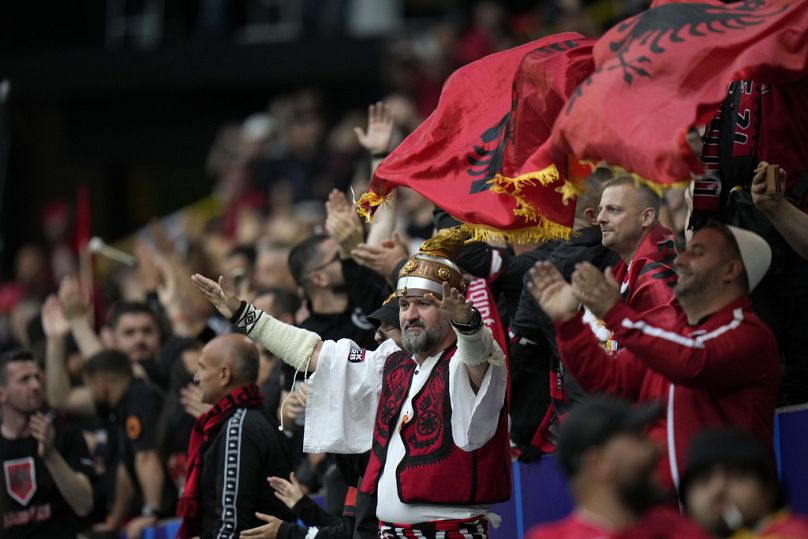 I tifosi dell'Albania esultano prima della partita del Gruppo B tra Italia e Albania al torneo Euro 2024 a Dortmund, Germania, sabato 15 giugno 2024