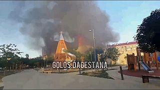 Esta foto tomada de un video publicado por Golos Dagestana muestra humo se eleva después de un ataque en Majachkalá, república de Daguestán, Rusia, Domingo, 23 de junio 2024