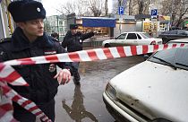وضعت الشرطة شريط مسرح الجريمة بالقرب من سيارة مشبوهة، في الخلفية، في موسكو، روسيا، السبت، 28 فبراير 2015. 
