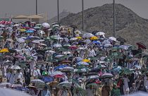 Peregrinos muçulmanos usam guarda-chuvas para se protegerem do sol no apedrejamento simbólico do diabo, o último rito do Hajj anual, em Mina, 18 de junho 2024