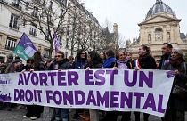 فعالان حامی حقوق سقط جنین با بنرهایی با مضمون «سقط جنین یک حق اساسی است» در راهپیمایی در خارج از دانشگاه سوربن پاریس، فوریه ۲۰۲۴