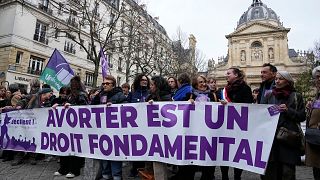 فعالان حامی حقوق سقط جنین با بنرهایی با مضمون «سقط جنین یک حق اساسی است» در راهپیمایی در خارج از دانشگاه سوربن پاریس، فوریه ۲۰۲۴