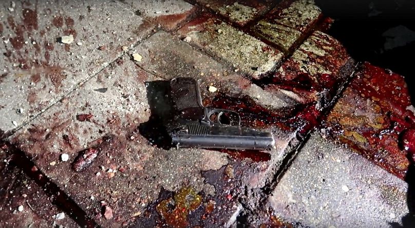 Montag, 24. Juni 2024: Eine Waffe und Blut auf dem Boden, fotografiert während einer Anti-Terror-Operation in der Republik Dagestan, Russland. 
