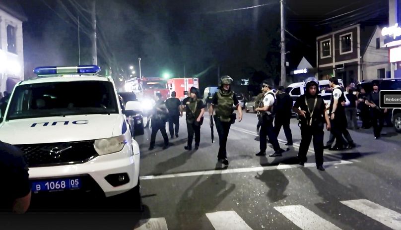 Polizei führt einen Anti-Terror-Einsatz in der Republik Dagestan, Russland, durch am  Montag, den 24. Juni 2024.