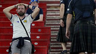 Os adeptos escoceses estão desiludidos com a eliminação da sua equipa do Euro 2024 após uma derrota contra a Hungria