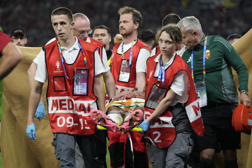 Le Hongrois Barnabas Varga quitte le terrain sur une civière après avoir été blessé lors du match du Groupe A entre l'Écosse et la Hongrie.