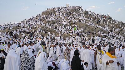 Muszlim zarándokok az Irgalmasság hegyeként ismert sziklás domb tetején, Mekkánál