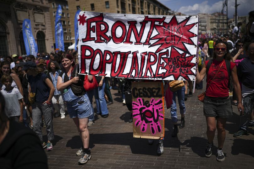  I manifestanti marciavano con uno striscione che diceva "Fronte Popolare", durante una manifestazione a Marsiglia, nel sud della Francia, sabato 15 giugno 2024.