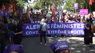 Protestos femininos em França contra a extrema-direita