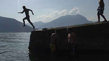 Strandolók a Comói-tónál, jó időben - képünk illusztráció