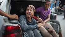 فلسطينيون يبكون أقاربهم الذين قُتلوا في قصف إسرائيلي على قطاع غزة، الاثنين، 24 حزيران / يونيو 2024. 