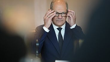 Il cancelliere Olaf Scholz aggiusta gli occhiali mentre arriva per la riunione del governo alla Cancelleria a Berlino, Germania, mercoledì 19 giugno 2024.