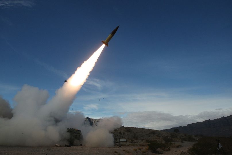 صورة قدمها الجيش الأمريكي لجنود يجرون اختبار إطلاق نار في ميدان صواريخ وايت ساندز بولاية نيو مكسيكو